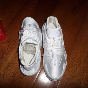 Huaraches in white/metallic.